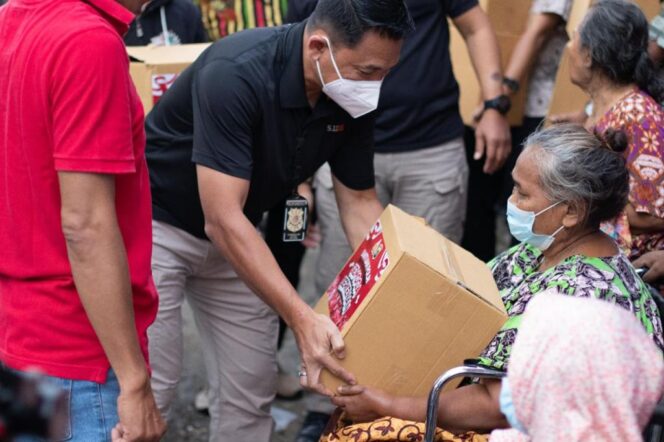 
Pembagian Sembako Oleh Ditreskrimum Polda Metro Jaya