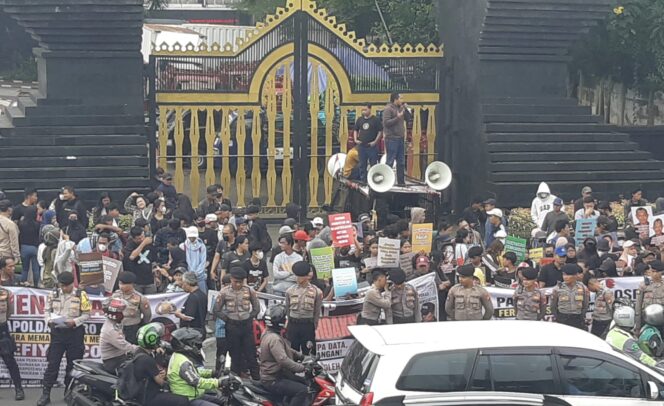 
Front Persatuan Rakyat Indonesia (FPRI) menggelar aksi demonstrasi di depan Polda Metro Jaya (Foto/Istimewa) 