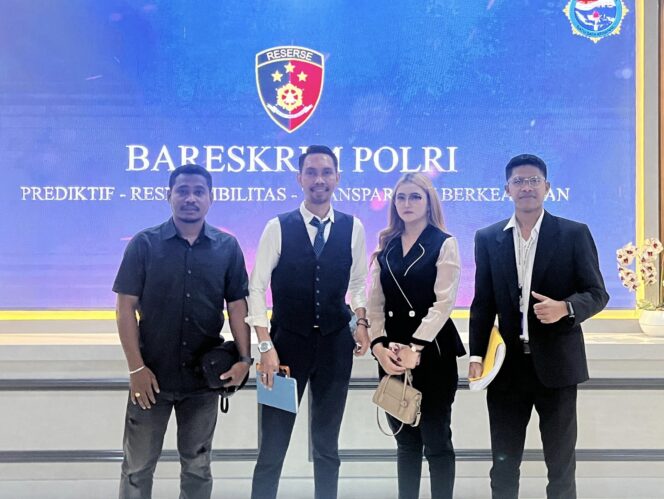 
Kuasa hukum korban, Hamka Arsyad Refra, S.H. dan M. Isbullah Djalil, S.H., bersama para simpatisan secara resmi mengajukan pengaduan dugaan tindak pidana penipuan investasi digital ke Mabes Polri 27/04/2026 (Foto/Istimewa) 